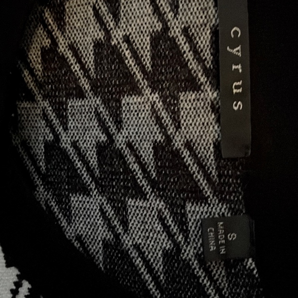 Sweater Block Bone Color. Small Size New - image 3